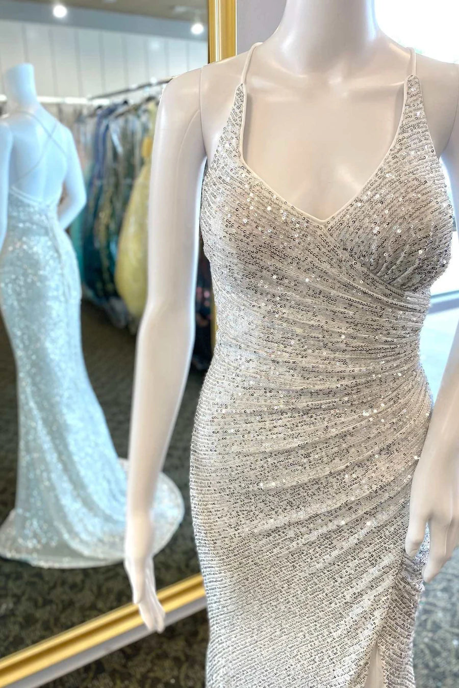 Vestido de fiesta de sirena con cordones y cuello de lentejuelas
